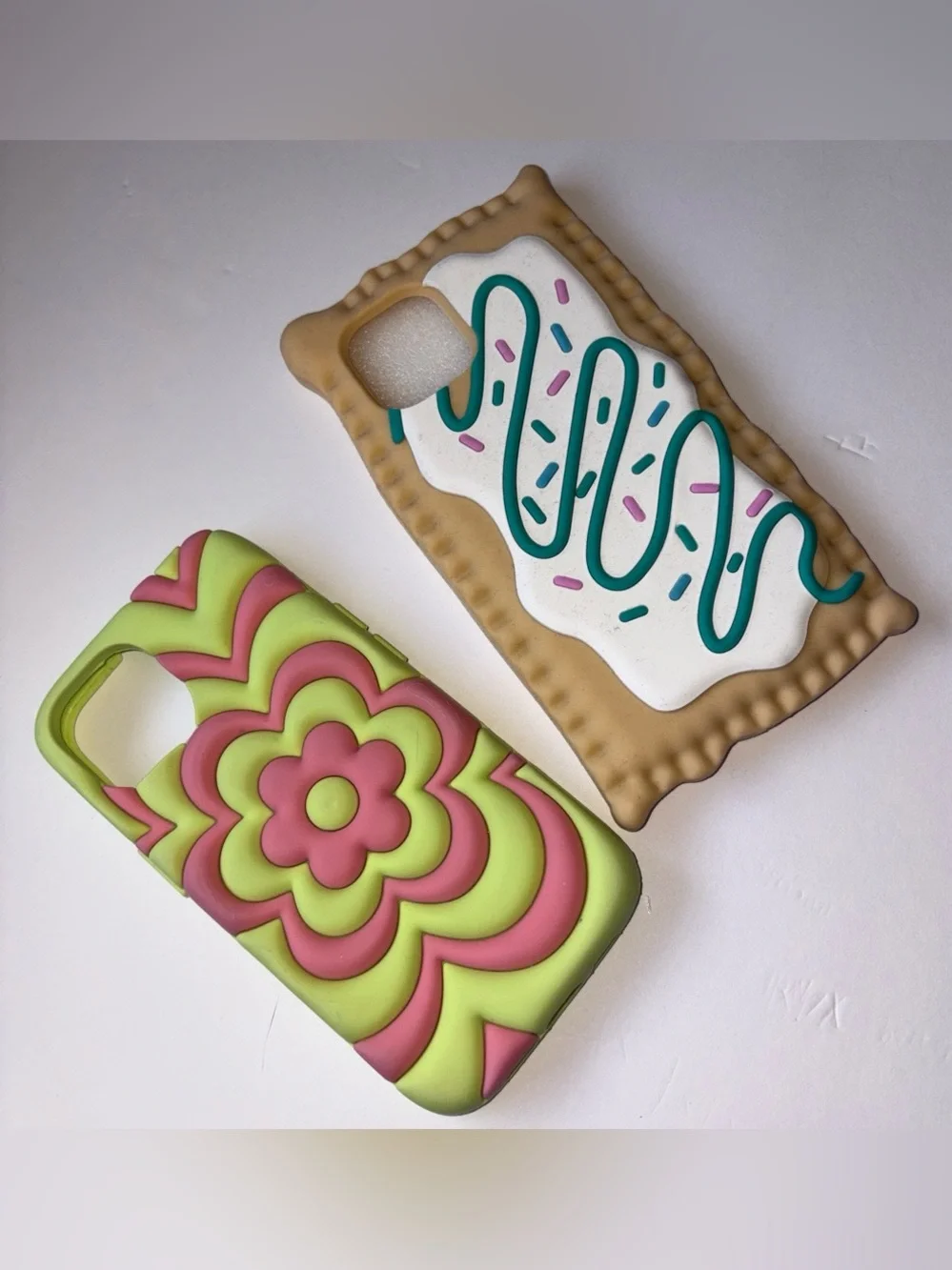 Lot of 2 iPhone 14 cases - flower and Poptart